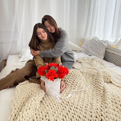 Композиция из алых французских роз