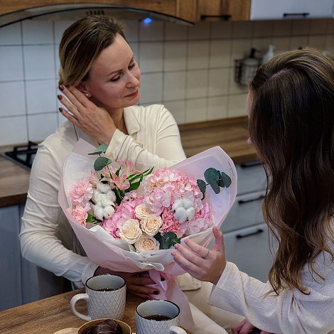 Стильный букет с гортензией