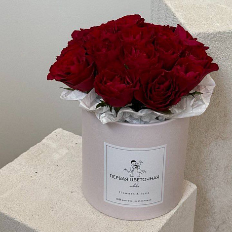 Красные розы в шляпной коробке