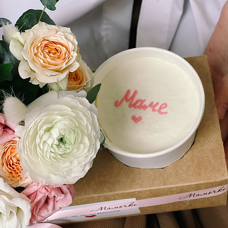 Композиция с десертом в стакане