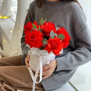 Розы в шляпной коробке