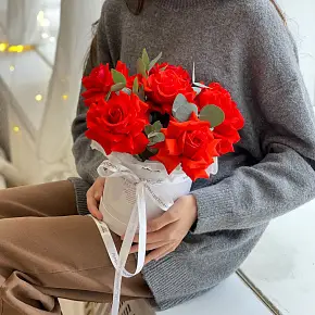 Композиция из алых французских роз