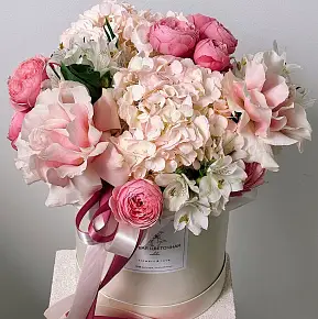 Композиция в коробке с гортензией