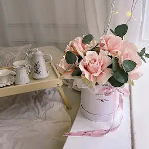 Розы  в шляпной коробке