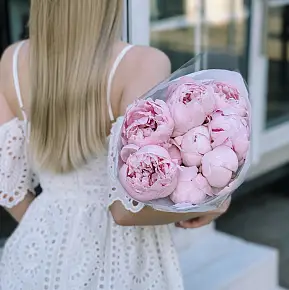 Букет из пионов