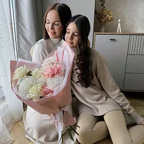 Букет с одноголовой хризантемой