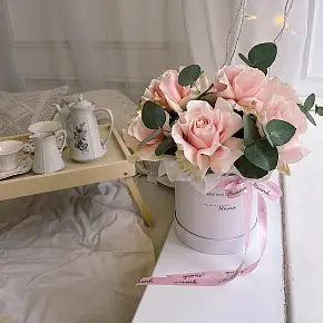 Композиция из французских роз в розовом цвете