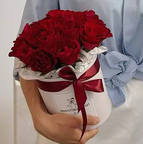 Красные розы в шляпной коробке